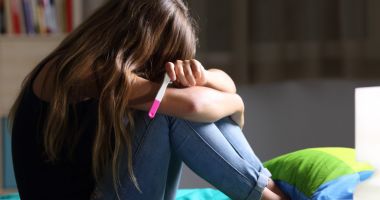 Stire din Social : O fată de 15 ani a aflat chiar în timpul orei de Biologie că este însărcinată