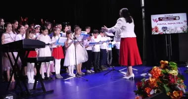 Stire din Cultură-Educație : Elevii Școlii ”Sfinții Martiri Brâncoveni” au celebrat mamele creștine pe scena Clubului SNC