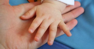 Stire din Eveniment : Copil abandonat în scara unui bloc! Polițiștii îi caută părinții