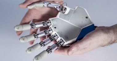 Stire din Cultură-Educație : Elev român, PREMIAT pentru invenția mâinii bionice