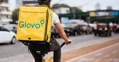Stire din Eveniment : Manager Glovo, anchetat de DNA pentru că a luat șpagă un porc, un telefon, dar și sume de bani