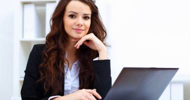 Stire din Social : Mai mult de jumătate din manageri lucrează și în vacanță