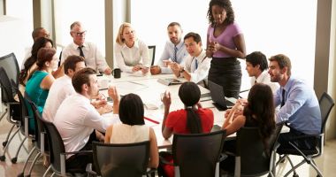 Stire din Economie : Managerii pariază pe stabilitatea economiei, pe termen scurt