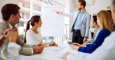 Stire din Economie : Managerii pariază pe stabilitatea industriei, comerțului și serviciilor