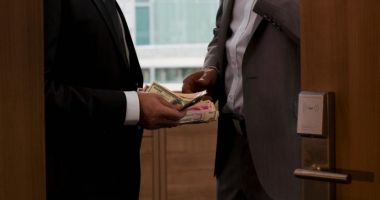 Stire din Eveniment : Manageri de spitale cercetați de DNA pentru luare și dare de mită