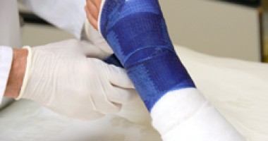 Stire din Sănătate : Iarna, sezonul trântelor pe gheață. Cum tratăm fracturile și entorsele