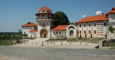 Stire din Cultură-Educație : Înaltpreasfințitul Naum va oficia la mănăstirea Dervent