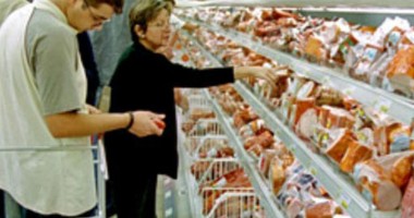 Stire din Social : Românii dau jumătate din salariu pe mâncare