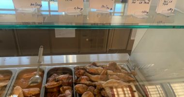 Stire din Social : Mâncare cu viermi la cantina unui liceu. Directoarea acuză elevii că fac mofturi