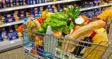 Stire din Economie : Tot mai mulți români cumpără mâncare la ofertă, în timp ce produsele continuă să se scumpească