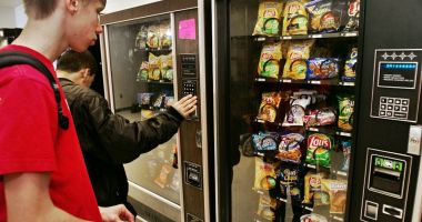 Stire din Social : Schimbări majore în chioșcurile de școli. Dulciurile, sucurile și junk food-ul ar putea fi interzise