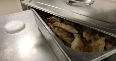 GALERIE FOTO / Preparate expirate în mâncarea persoanelor carantinate la Hotel Flora. OPC a dat amenzi uriașe - 2