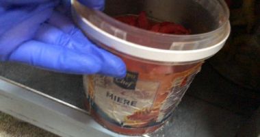 GALERIE FOTO / Preparate expirate în mâncarea persoanelor carantinate la Hotel Flora. OPC a dat amenzi uriașe - 4
