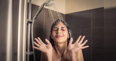 Stire din Sănătate : Evitaţi uscarea excesivă a pielii după duş! Simptomele pot fi deranjante