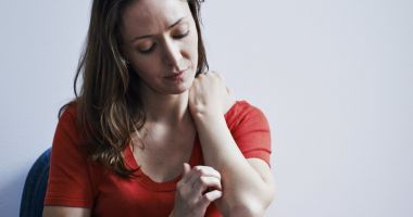 Stire din Sănătate : Mâncărimea de la nivelul degetelor poate fi provocată de multe afecțiuni