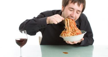 Stire din Sănătate : Mâncatul emoțional, o adevărată problemă pentru unele persoane