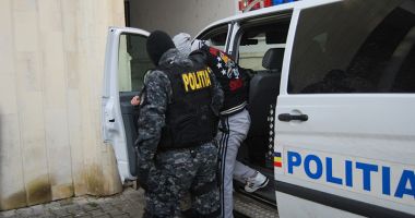 Stire din Eveniment : Meseria, brățară de aur! În loc să se preocupe de o profesie serioasă a ales "brățările" Poliției