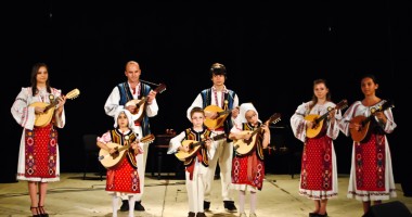 Stire din Cultură-Educație : Povestea impresionantă a "vrăjitorilor" mandolinei