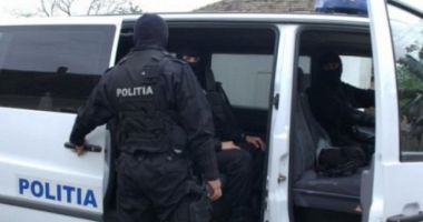 Stire din Eveniment : Percheziții la cântăreții care au înșelat statul în pandemie. Artiști celebri, audiați la poliție pentru concerte fictive