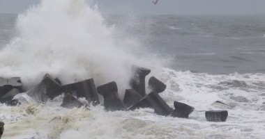 Stire din Eveniment : Portul Mangalia, închis traficului maritim din cauza vântului puternic