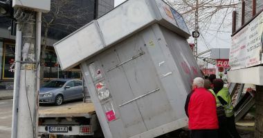 Stire din Eveniment : A început demolarea construcțiilor ilegale. "Unii patroni reacționează violent"