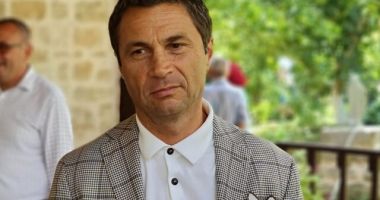 Stire din Politică-Administrație : Primarul PNL din Mangalia, revoltat că românii își fac concediul în străinătate: „Trimiteți banii afară”