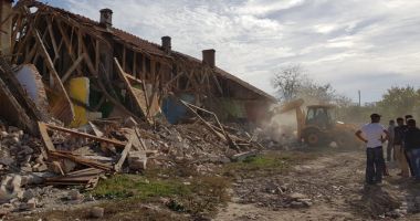 Continuă demolarea clădirilor. De ce intră Primăria Mangalia cu buldozerele în ele - 2