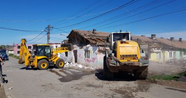 Stire din Politică-Administrație : Primăria Mangalia a demolat încă o clădire insalubră de la marginea orașului