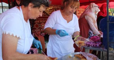 Muzică, dansuri tradiționale și produse specifice turcești, la festivalul „BACLAVAUA DE AUR” din Mangalia - 2