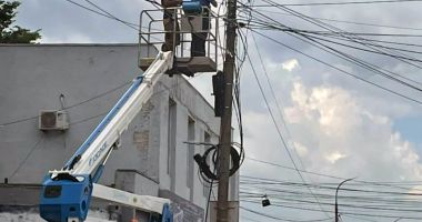 Stire din Politică-Administrație : Primăria Mangalia a pus gând rău cablurilor de pe stâlpii şi clădirile din localitate