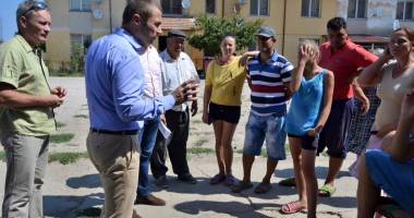 Stire din Politică-Administrație : Primarul Cristian Radu a luat cartierele din Mangalia la pas
