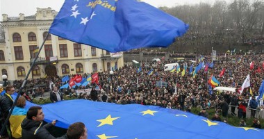 Stire din Actualitate : Tensiuni în Ucraina. Poliția a intrat în forță în manifestanți