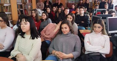 Stire din Cultură-Educație : Eminescu, sărbătorit de elevii Liceului "George Călinescu"