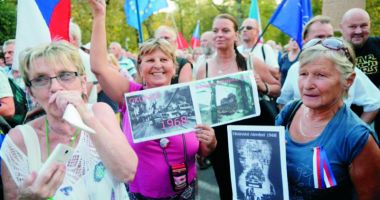 Stire din Actualitate : Manifestație în fața ambasadei Rusiei. 50 de ani de la înăbușirea "Primăverii de la Praga"