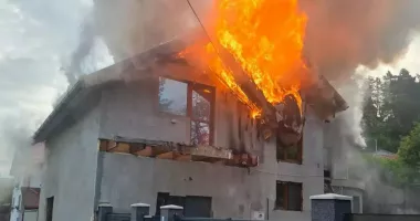 Stire din Eveniment : Incendiu puternic la o locuință! Mansarda și acoperișul au fost cuprinse de flăcări