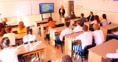 Stire din Cultură-Educație : Manualele pentru clasele a XI-a și a XII-a, decontate și anul următor