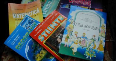 Stire din Cultură-Educație : Zeci de mii de lei pentru profesorii autori de manuale