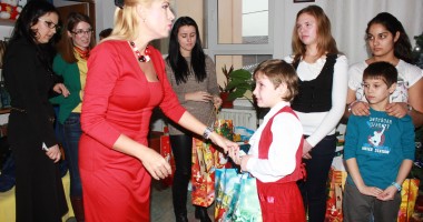 Deputatul Manuela Mitrea a dus daruri copiilor din centrele de plasament / Foto - 2