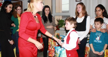 Deputatul Manuela Mitrea a dus daruri copiilor din centrele de plasament - 3