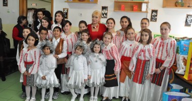 Deputatul Manuela Mitrea a dus daruri copiilor din centrele de plasament / Foto - 4