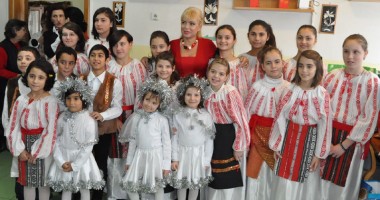 Stire din Politică-Administrație : Deputatul Manuela Mitrea a dus daruri copiilor din centrele de plasament