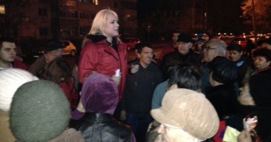Stire din Politică-Administrație : Manuela Mitrea a luat la pas cartierele din Colegiul 8