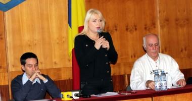 Stire din Politică-Administrație : Manuela Mitrea, impresionată  de discuțiile cu militarii în rezervă