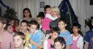 Stire din Politică-Administrație : Manuela Mitrea și-a vizitat copiii "adoptați" din două centre de plasament