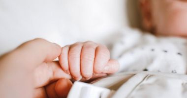 Stire din Eveniment : Momente emoţionante! O femeie a născut asistată prin apel video. Ambulanța nu a mai ajuns la ea din cauza vremii rele