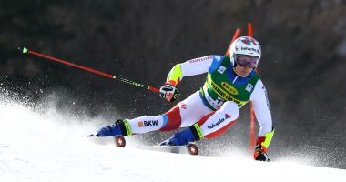 Stire din Sport : Ski aplin: Elvețiannul Marco Odermatt a câștigat slalomul uriaș de la Soelden