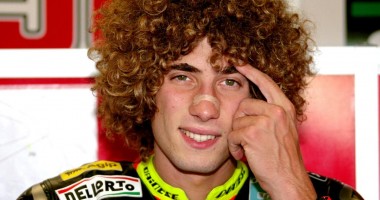 Stire din Sport : VIDEO / Accident teribil la Moto GP: Motociclistul Marco Simoncelli a murit. Atenție! Imagini șocante!