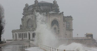 Stire din Social : Valuri de peste șapte metri la Marea Neagră / FOTOGRAFII SENZAȚIONALE