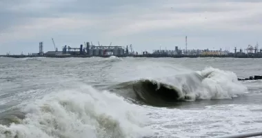Stire din Social : Alertă pe litoral. Marea furioasă și vântul de 70 km/h blochează porturile