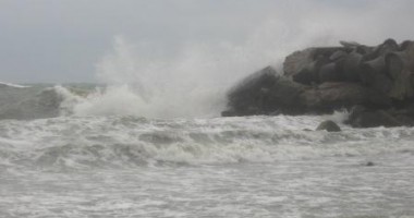 Stire din Eveniment : Furtună puternică în Constanța și pe mare. Porturile au fost închise